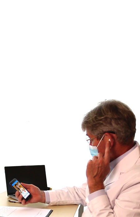 a-doctor-and-a-patient-do-video-telemedicine-with-bluetooth-stethoscope